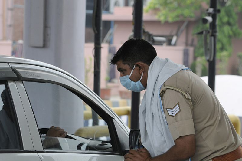 24 घंटे में कोरोना के 1359 केस
कोरोना वायरस के संक्रमित मरीजों की संख्या राजधानी दिल्ली में गुरुवार को फिर बढ़ गई। आज जारी हुए आंकड़ों के मुताबिक, बीते 24 घंटे में दिल्ली में कोरोना के 1359 नए मामले आए हैं।
650 लोगों की हुई मौत