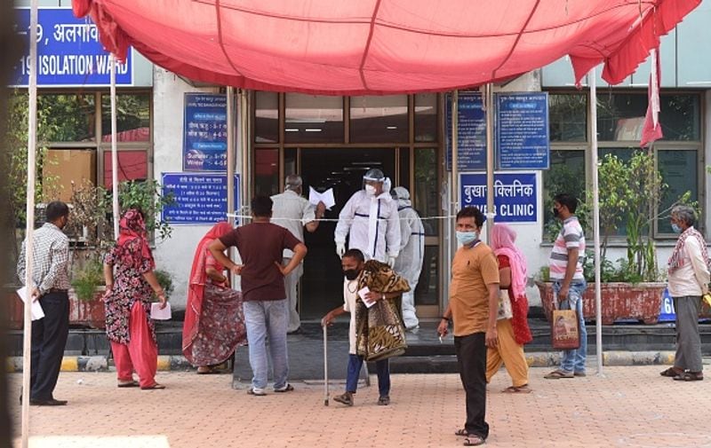 इस महामारी की चपेट में आकर मरने वालों की संख्या 650 हो गई है। बीते 24 घंटे में कोरोना से 22 मौत की पुष्टि हुई है। आज मिले नए मरीजों की वजह से दिल्ली में कोविड-19 पॉजिटिव मरीजों का आंकड़ा बढ़कर 25004 हो गया। इनमें एक्टिव केस 14456 हैं।