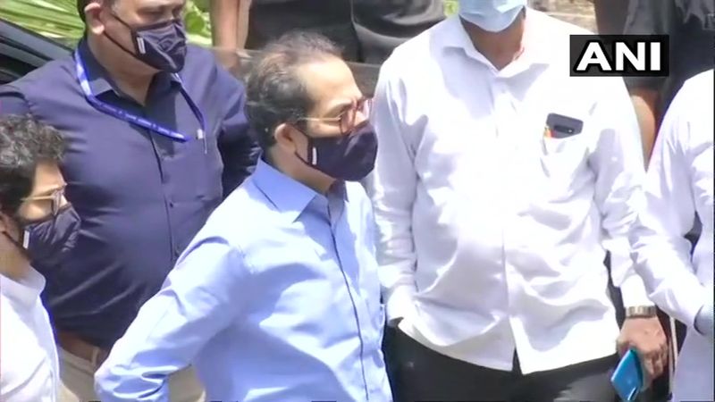 सीएम उद्धव ठाकरे रायगढ़ जिले के अलीबाग पहुंचे। जहां उन्होंने स्थितियों की समीक्षा की। 