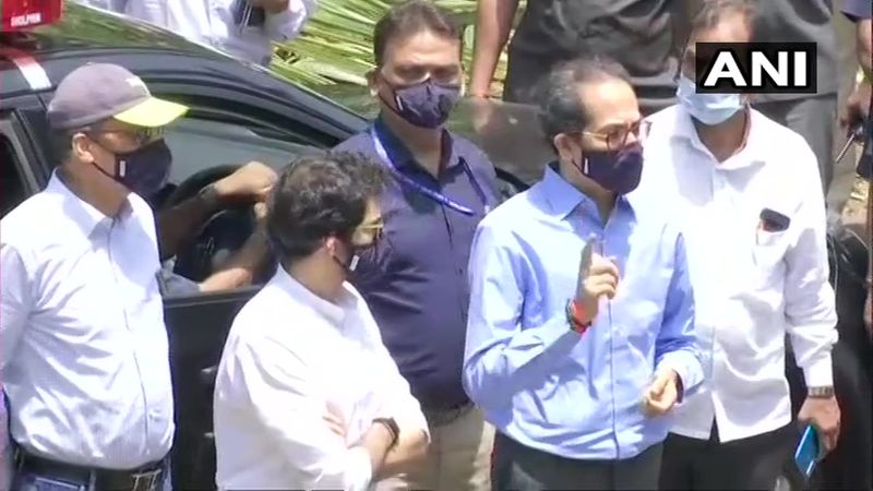राहत कार्य और नुकसान की भरपाई के लिए सीएम उद्धव ठाकरे ने सौ करोड़ रुपए का ऐलान किया है। इस दौरान उद्धव ठाकरे के बेटे और महाराष्ट्र सरकार में मंत्री आदित्य ठाकरे भी मौजूद थे। 