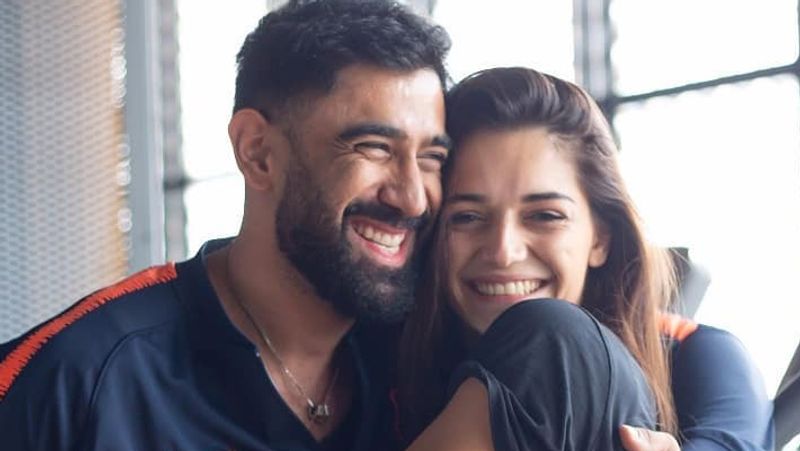 अन्नाबेल से पहले अमित इग्लैंड में रहने वाली एक लड़की को डेट करते थे। लेकिन कुछ समय की डेटिंग के बाद दोनों का ब्रेकअप हो गया। अमित ने एक इंटरव्यू में खुद बताई थी ब्रेकअप की वजह।