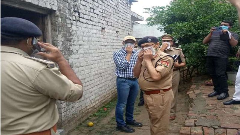  शुरुआती जांच में पुलिस को ऐसा लग रहा है कि बच्चों की हत्या करने के बाद पिता ने आत्महत्या की है। वहीं मामले में एक सुसाइड नोट भी मिला है, जिसमें विवेक शुक्ला ने लिखा है कि आर्थिक तंगी के चलते वह यह कदम उठा रहा है। वह अपने परिवार को कोई सुख नही दे पाया।