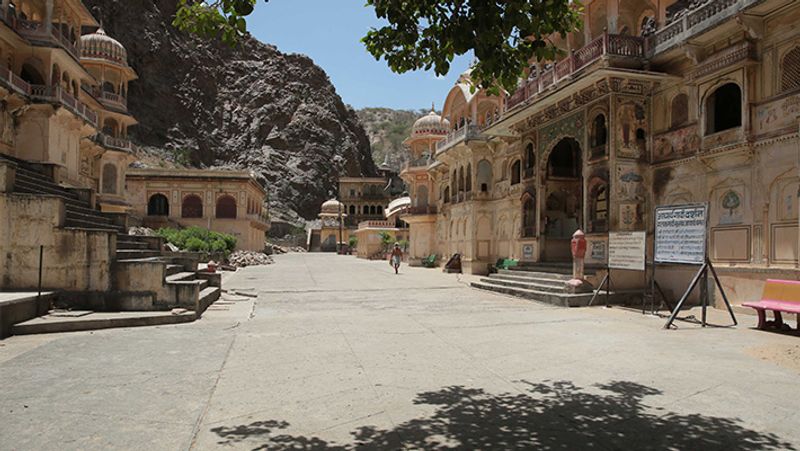 जयपुर का गलताजी मंदिर। ऐसा सन्नाटा यहां पहले कभी नहीं देखा गया।