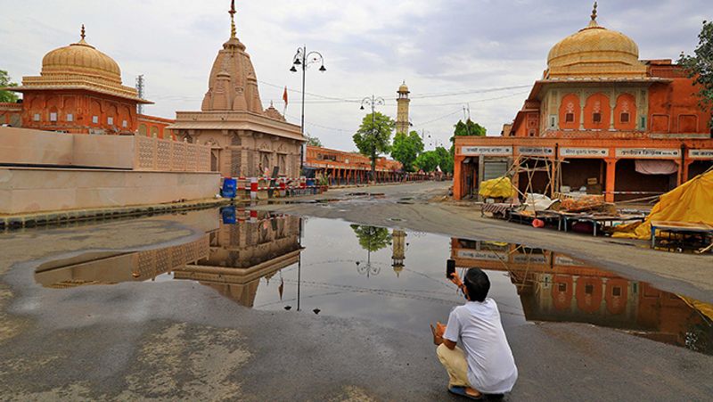 मंदिरों में कुछ ऐसा सन्नाटा देखा गया।