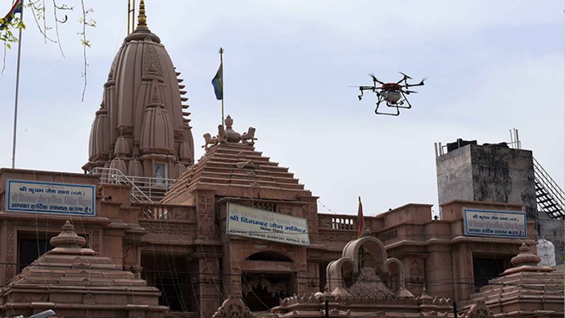 नई दिल्ली के विवेक विहार स्थित जैन मंदिर की ड्रोन से निगरानी।