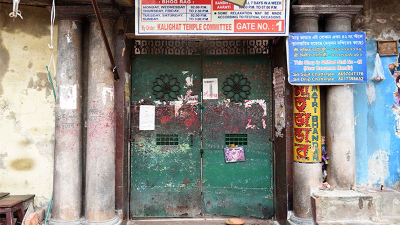 यह तस्वीर कोलकाता के कालीघाट मंदिर की है। पहली बार मंदिर में ऐसे गेट लगे देखे गए।
