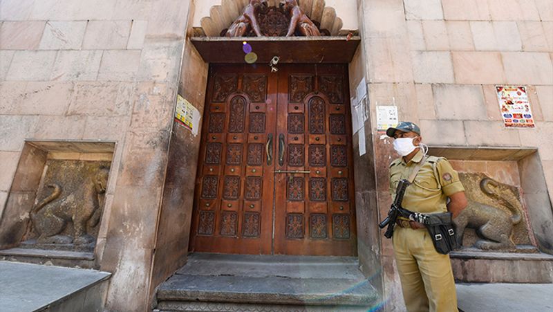 असम के कामाख्या देवी मंदिर के बाहर पहरा।