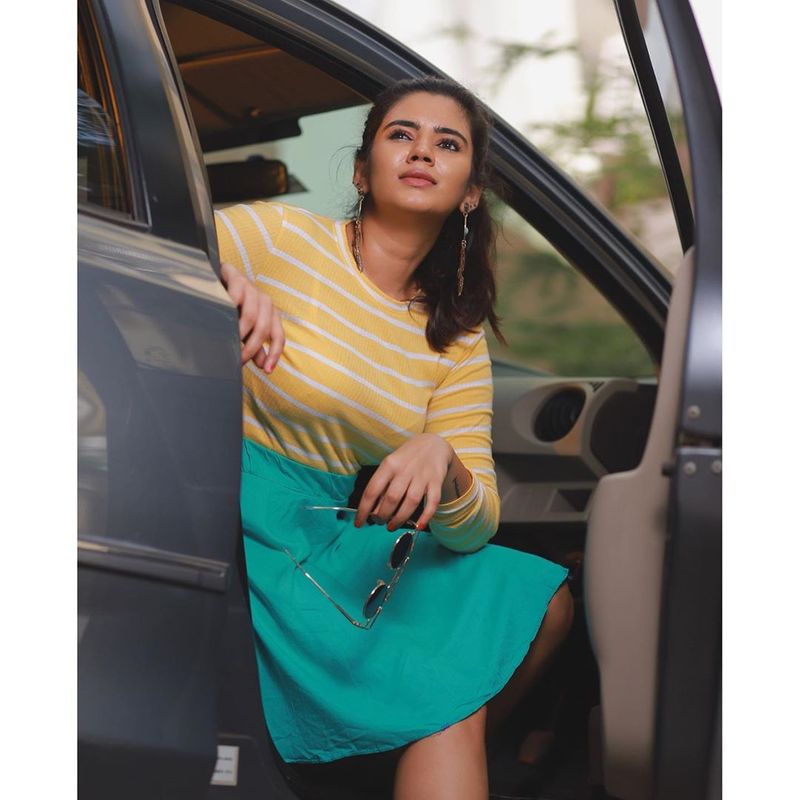 குட்ட உடையில் ரசிகர்களை கிறங்கடிக்கும் ஹாட் கியூட் போட்டோ ஷூட் சௌந்தர்யா 