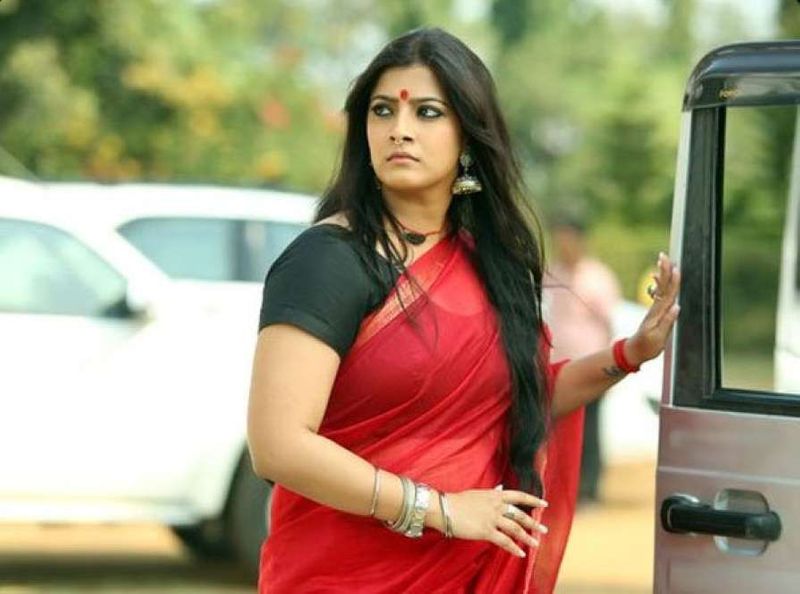 அதன் பின்னர் விஷாலுடன் சண்டைக்கோழி, விஜய்யுடன் சர்கார் ஆகிய படங்களில் வில்லியாக நடித்து அனைவரையும் எதிர்பார்ப்பையும் வேற லெவலுக்கு பூர்த்தி செய்தார். இது அவருக்கு பெயரையும் பெற்றுத்தந்தது.

