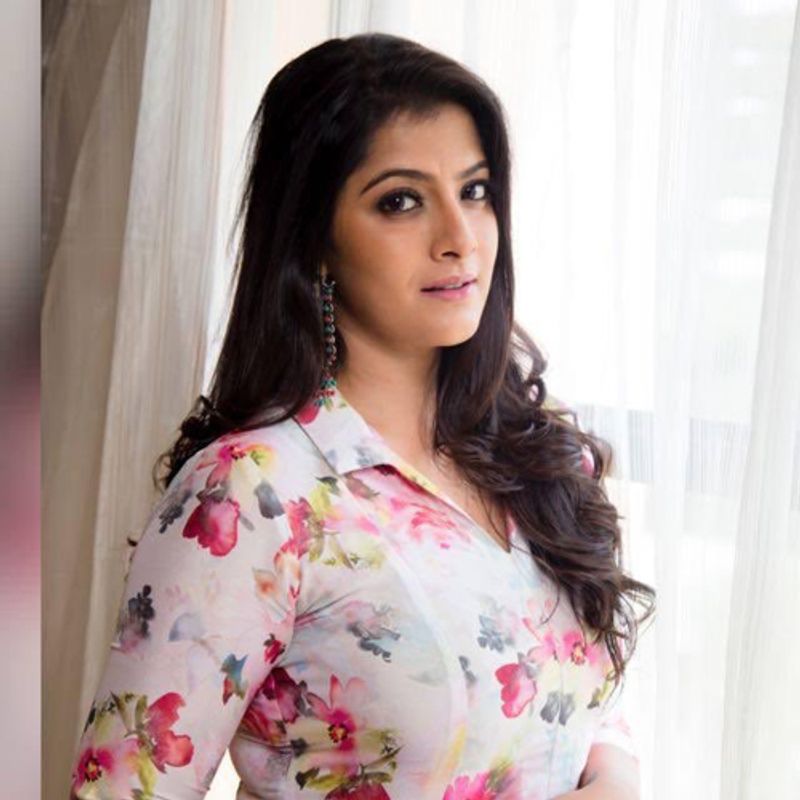 சுப்ரீம் ஸ்டார் சரத்குமாரின் மகள் என்ற அடையாளத்தையும் கடந்து தனக்கென தமிழ் சினிமாவில் தனி அடையாளம் பதித்துள்ளார் நடிகை வரலட்சுமி. முதல் திரைப்படமாக விக்னேஷ் சிவன் இயக்கிய போடா போடி படத்தில் சிம்பு ஜோடியாக அறிமுகமானவர்.