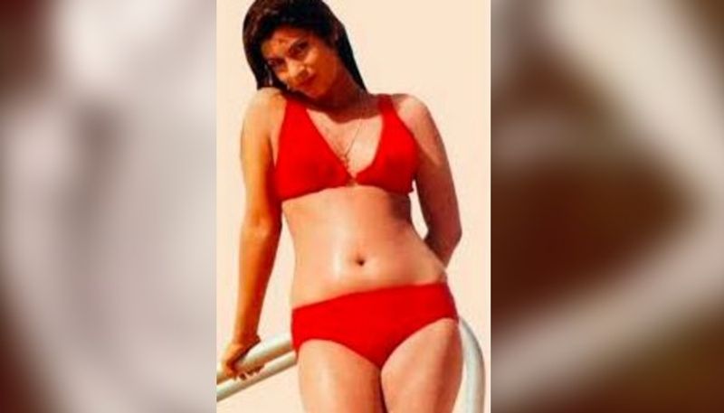 ডিম্পল কাপাডিয়াঃ ববি ছবিতে ডিম্পলের ৩৬-২৪-৩৬ চেহারায় মাত দিয়েছিলেন তখনকার বহু অভিনেত্রী। শকিং রেড বিকিনিতে ঋষি কাপুরও তাঁকে দেখে দিওয়ানা হয়েছিলেন।
