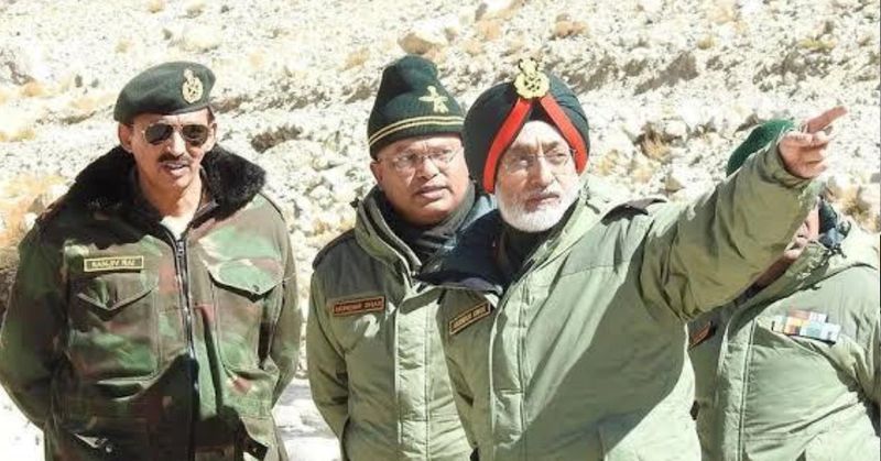 कौन हैं कमांडिंग लेफ्टिनेंट जनरल हरिंदर सिंह?
लेफ्टिनेंट जनरल हरिंदर सिंह लेह स्थित 14 कॉर्प्स के कमांडर हैं। 'फायर एंड फ्यूरी कॉर्प्स' के उपनाम वाले 14 कॉर्प्स भारतीय सेना के उधमपुर स्थित उत्तरी कमान का हिस्सा है। इस कॉर्प्स के बारे में कहा जाता है कि यह सबसे शत्रुतापूर्ण इलाके, मौसम और ऊंचाई की चुनौतियों का सामना करती है।