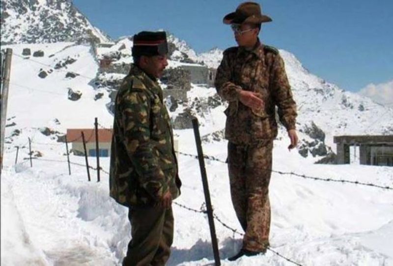 दोनों सेनाओं के बीच हुईं हाल-फिलहाल की झड़पें
पूर्वी लद्दाख की पैंगोंग झील- 5 मई की शाम को इस झील के उत्तरी किनारे पर फिंगर-5 इलाके में भारत-चीन के करीब 200 सैनिक आमने-सामने हो गए। भारत ने चीन के सैनिकों की मौजूदगी पर ऐतराज जताया। पूरी रात टकराव के हालात बने रहे। अगले दिन तड़के दोनों तरफ के सैनिकों के बीच झड़प हो गई। बाद में दोनों तरफ के आला अफसरों के बीच बातचीत के बाद मामला शांत हुआ।
नाकू ला सेक्टर
9 मई को नाकू ला में दोनों देशों के 150 सैनिक आमने-सामने आ गए। हालांकि आधिकारिक तौर पर सैनिकों के बीच हुए झड़प की तारीख सामने नहीं आई है। लेकिन 'द हिंदू' के मुताबिक, यहां झड़प 9 मई को ही हुई। गश्त के दौरान आमने-सामने हुए सैनिकों ने एक-दूसरे पर घूंसे चलाए। इस झड़प में 10 सैनिक घायल हुए। यहां भी बाद में अफसरों ने दखल दिया। जिसके बाद झड़प खत्म हुआ।