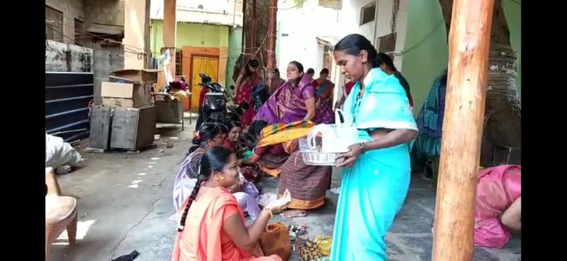 ಪತಿಯ ಆಯುಷ್ಯ ವೃದ್ಧಿಗಾಗಿ ಪ್ರತಿವಷ೯ ಪತ್ನಿಯರು ಕೈಗೊಳ್ಳುವ ವಟ ಸಾವಿತ್ರಿ ವೃತ.