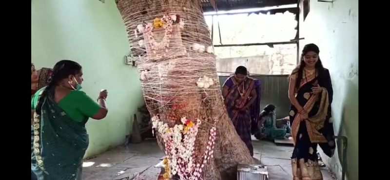 ಹೆಂಗಳೆಯರಿಂದ ಅರಳಿ ಮರಕ್ಕೆ ಬಿಳಿದಾರ ಸುತ್ತಿ ಅರಿಸಿನ ಕುಂಕುಮ ಸಹಿತ ಉಡಿ ತುಂಬುವ ಕಾಯ೯ಕ್ರಮ
