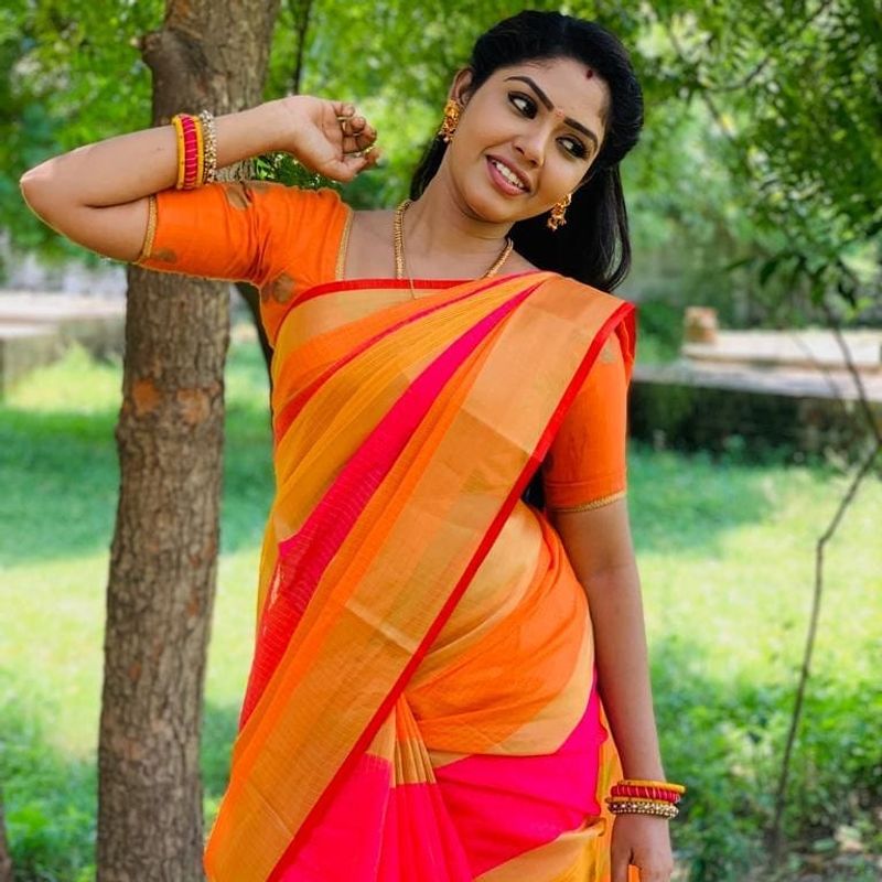 கல்யாணத்திற்கு பிறகு சிறிது காலத்திற்கு குழந்தை வேண்டாம் என முடிவெடுத்திருந்த ஹேமா, தற்போது கணவருடன் ஆலோசித்து குழந்தை பொற்றுக்கொள்ள முடிவு செய்துள்ளதாக தெரிவித்துள்ளார்.
