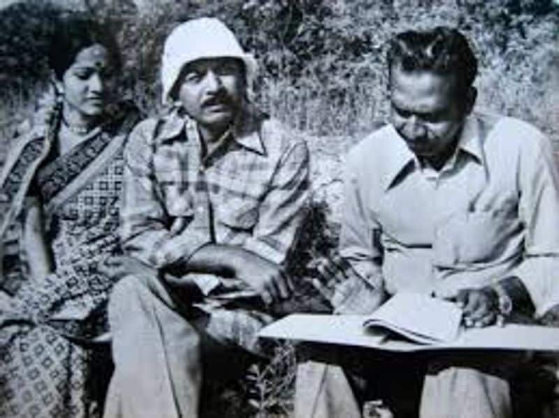 தமிழ் திரையுலகில் இன்று முன்னணி இயக்குனர்களாக இருக்கும் பலருக்கு குருவாக இருப்பவர், இயக்குனரும், ஒளிப்பதிவாளருமான பாலு மகேந்திரா. இவர் இயக்கத்தில் வெளியான பல படங்களில் நடிகை ஷோபா நடித்துள்ளார். அந்த வகையில் 'கோகிலா' எங்கிற படம் இவருக்கு மிக பெரிய திருப்பு முனையாக அமைந்தது. இந்த படத்திற்கு பின் இந்த படத்தின் இயக்குனர் பாலு மகேந்திராவையே காதலித்து திருமணம் செய்து கொண்டார். பின்னர் தற்கொலை செய்து கொண்டு மரணமடைந்தார்.