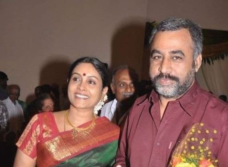 நடிகராகவும், இயக்குனராகவும் அறியப்பட்ட பொன்வண்ணன்... நடிகை சரண்யா நடித்த படத்தில் துணை இயக்குனராக பணியாற்றியபோது இவர்களுக்குள் காதல் மலர்ந்தது. காதலித்தவரையே திருமணம் செய்துகொண்ட இவருக்கு தற்போது இரண்டு பெண் குழந்தைகள் உள்ளனர்.