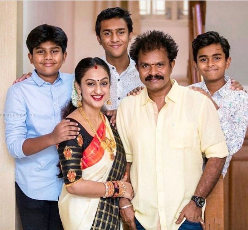 ப்ரீதவை வைத்து, ஹரி ஒரு படம் கூட இயக்க வில்லை என்றாலும், இருவரும் மனதிற்கு பிடித்து திருமணம் செய்து கொண்டனர். தற்போது மிகவும் சந்தோஷமாக வாழ்ந்தும் வருகிறார்கள்.