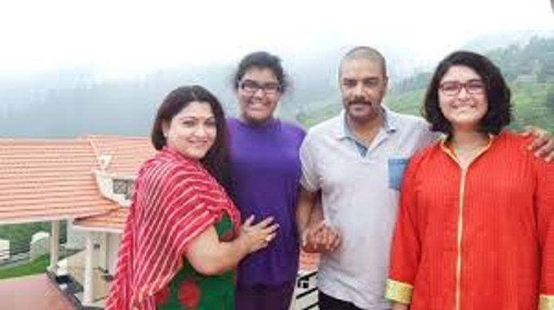 'முறை மாமன்' படத்தில் மூலம், நடிகை குஷ்புவை காதலிக்க துவங்கிய சுந்தர் சி 2000 ஆம் ஆண்டு திருமணம் செய்து கொண்டார். இவர்களுக்கு இரண்டு அழகிய மகள்கள் உள்ளனர். 