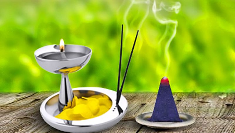 1. घर के वास्तु दोष दूर करने के लिए घर में दूर धूप बत्ती जलानी चाहिए। धूप बत्ती कई औषधियों को मिलाकर बनाई जाती है। इसके धुएं से नकारात्मकता और वातावरण के हानिकारक कीटाणु नष्ट हो जाते हैं।
