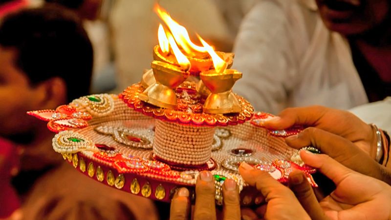 6. रोज घर से निकलने से पहले अपने इष्ट देव की विधिवत पूजा करें। अगर समय कम हो तो धूप-दीप जलाकर प्रणाम करें और कृपा बनाए रखने की प्रार्थना करें।
