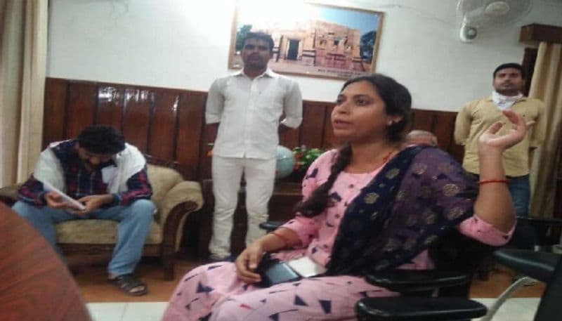 सुमाकांत तिवारी शादी नहीं होने से काफी परेशान रहता था। दिल्ली में एक सिक्योरिटी गार्ड के तौर पर नौकरी करने लगा। उसके घर जमीन तो काफी थी पर खेत की जमीन और कच्चे मकान देखकर कोई अपनी बेटी उसके हाथ देना नहीं चाहता था।
