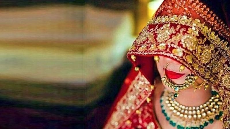 पत्नी जब बार-बार ड्यूटी पर जाने के बारे में पूछने लगी तो उसने एक और फर्जीवाड़ा किया। दर्जी का काम करने वाले अपने दोस्त बालगोविंद को सीआईएसएफ का अधिकारी बनाकर फोन से बात करवा दिया। पर, पत्नी को विश्वास नहीं हुआ।
