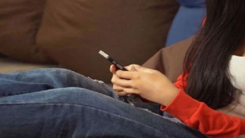 पत्नी ने उसी नम्बर पर बाद में दोबार कॉल चोरी से किया तो हकीकत सामने आ गई कि सुमाकांत कोई दारोगा नहीं है, बल्कि फर्जी बात कर रहा है। लड़की ने अपने घरवालों से सारा मजरा बताया और वह अपने मायके चली गई।
