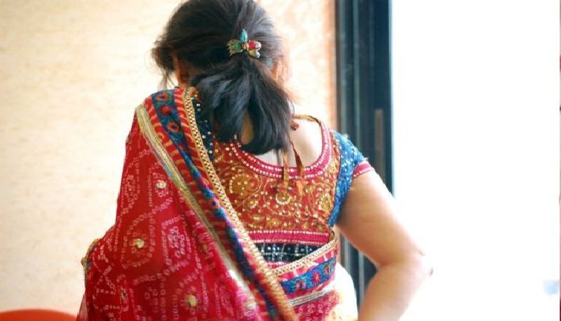 दोनों पक्षों ने इस बात को लेकर पंचायत की। लेकिन, लड़के के घरवाले फर्जीवाड़े से इनकार करते रहे। इस तरह शादी का एक वर्ष बीत गया। फिर लड़की ने हिम्मत दिखाई और भभुआ महिला थाने में अपने पति द्वारा फर्जी दारोगा बनकर शादी करने का शिकायत दिया।
