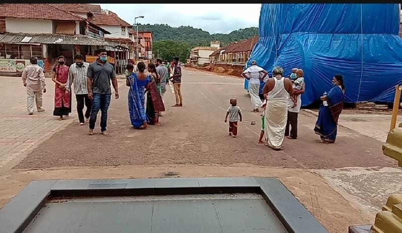 ಕುಕ್ಕೆ ಸುಬ್ರಹ್ಮಣ್ಯ ಕ್ಷೇತ್ರದ ಹೊರಾಂಗಣದಲ್ಲಿ ಭಕ್ತರು ಸಾಮಾಜಿಕ ಅಂತರವನ್ನು ಕಾಯ್ದುಕೊಳ್ಳುವ ನಿಟ್ಟಿನಲ್ಲಿ ಪೇಂಟ್ನಿಂದ ಒಂದು ಮೀಟರ್ ಅಂತರದ ಚೌಕಟ್ಟುಗಳನ್ನೂ ರಚಿಸಲಾಗಿದೆ.