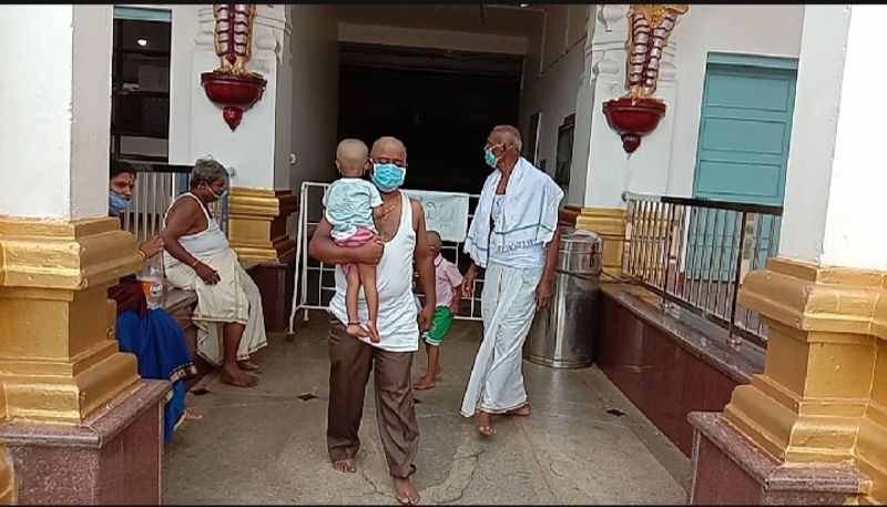 ಅಲ್ಲದೆ ಕ್ಷೇತ್ರದ ಒಳಗೆ ಪ್ರವೇಶಿಸುವ ಪ್ರತಿಯೊಬ್ಬರೂ ಮಾಸ್ಕ್ ಧರಿಸುವಂತೆಯೂ ಸೂಚಿಸಲಾಗಿದೆ. ಜೂ. 8ರಿಂದ ಕ್ಷೇತ್ರ ತೆರೆಯುವ ಹಿನ್ನೆಲೆಯಲ್ಲಿ ಶುಕ್ರವಾರದಿಂದಲೇ ಭಕ್ತಾದಿಗಳು ದೇವಸ್ಥಾನದ ಗೋಪುರದ ಬಳಿ ಬಂದು ದೇವರಿಗೆ ಪ್ರಾರ್ಥಿಸಲಾರಂಭಿಸಿದ್ದಾರೆ.