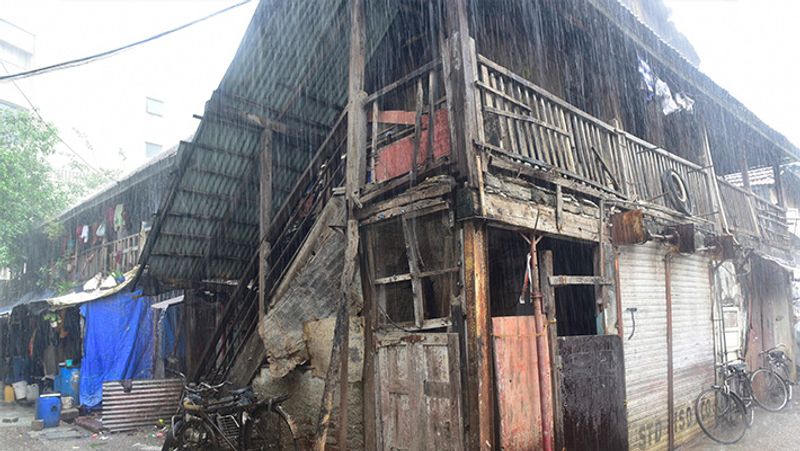 मुंबई में भारी बारिश के चलते ऐसे घरों में रहने वालों को सतर्क रहने की जरूरत।