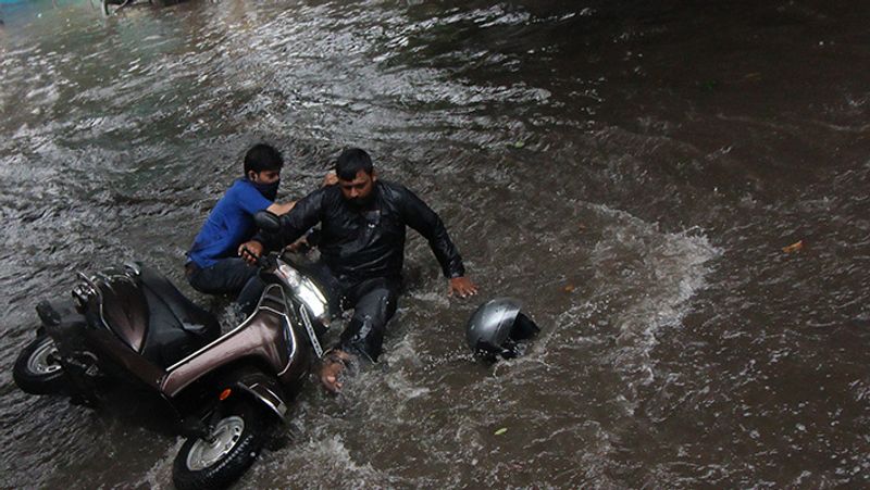 यह तस्वीर मुंबई की है। सड़क पर गड्ढे नहीं दिखने पर यूं फिसल गए गाड़ी सवार।