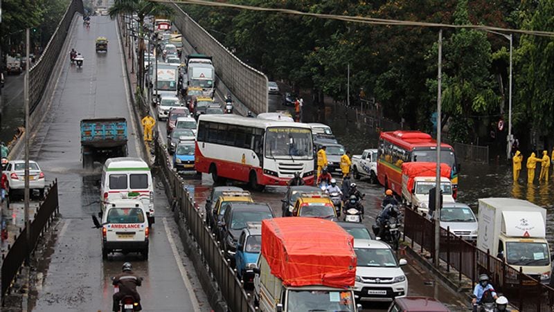 बारिश के चलते मुंबई में ऐसे जाम लगते रहते हैं।