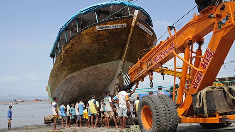 मानसून के मद्देनजर मुंबई में नावों को रिपेयरिंग के लिए बाहर लाया गया।