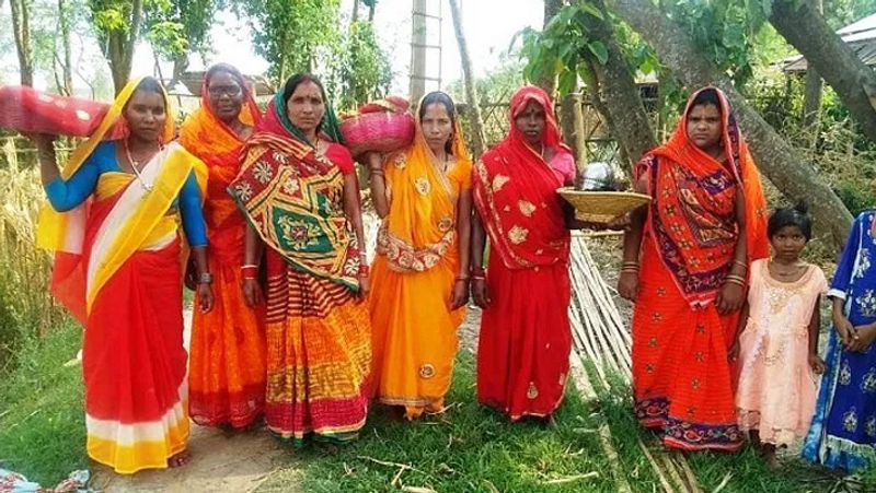 पूजा-पाठ के दौरान महिलाएं सोशल डिस्टेंसिंग को भूल गईं। मास्क भी नहीं लगाया।