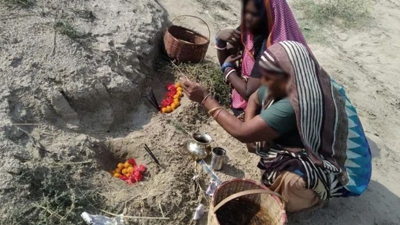 किसी ने भ्रम फैला दिया कि 9 लड्डू, 9 फूल और लगभग इतनी हीं लौंग चढ़ाकर अगरबत्ती जलाने से कोरोना भाग जाता है। बस फिर क्या था..महिलाएं खेत या जंगल में अपने अलग-अलग गड्ढे खोदकर इसमें ये सामग्री डालकर पूजा-पाठ करने लगीं।