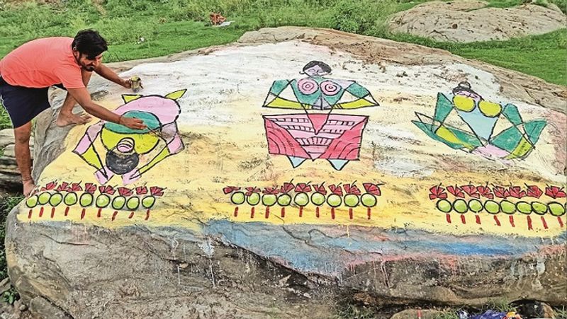 अंधविश्वास की चपेट में पढ़े-लिखे लोग भी हैं। ये हैं झारखंड के सुवर्णरेखा घाट पर पेंटिंग बनाते कलाकार विशेंद्र नारायण। पत्थर पर चित्र बनाकर इन्होंने कहा कि अगर आस्था के जरिये कोरोना को भगाया जा सकता है, तो बुराई क्या है?
