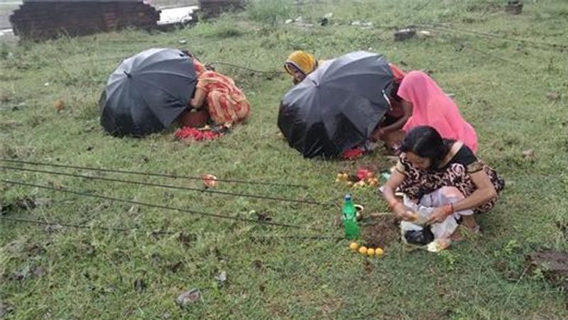 अंधविश्वास की ऐसी तस्वीरें झारखंड और बिहार के कई गांवों में देखने को मिलीं।