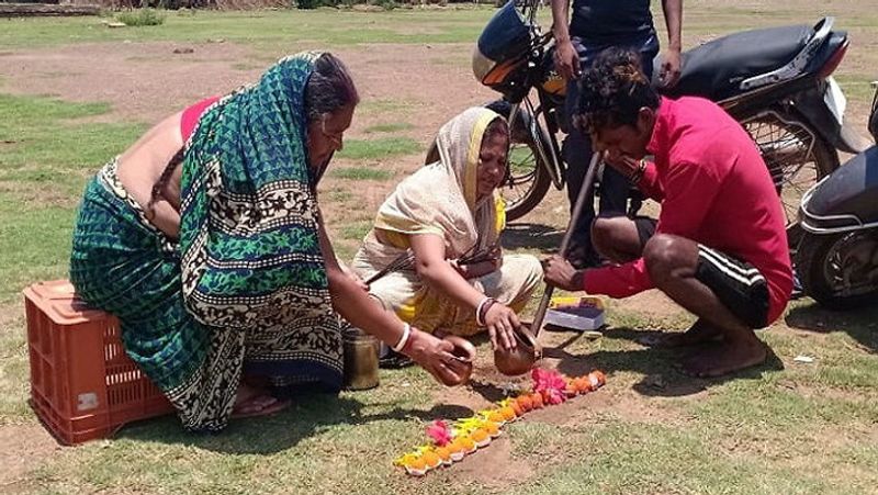 यह तस्वीर छत्तीसगढ़ की है। कोरोना माई का अंधविश्वास यहां तक फैल गया है।