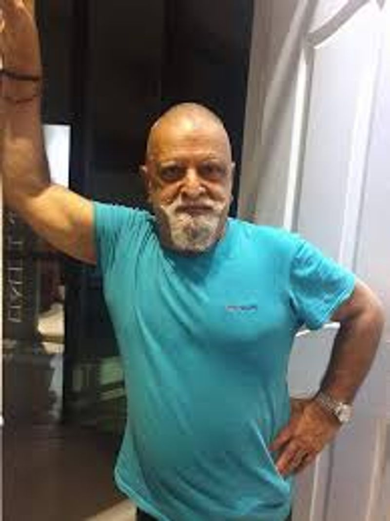 வருஷக்கணக்காக சின்னச் சின்ன உடற்பயிற்சிகளை செய்து வருகிறேன். மற்றபடி டயட் எதையும் ஃபாலோ பண்ண மாட்டேன் என்று கூறும் ஜெயச்சந்திரனின் கட்டுமஸ்தான உடலைப் பார்த்தால் இப்போ இருக்குற சிக்ஸ் பேக் ஹீரோக்களே ஆச்சர்யப்படுவார்கள்.