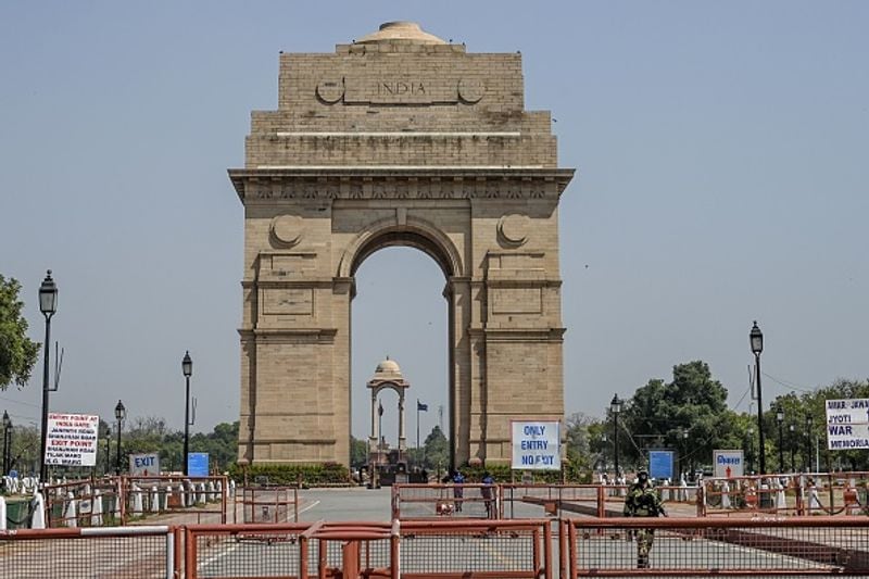 "कुछ अस्पताल बहुत पावरफुल हो गए हैं"
"चंद अस्पताल दिल्ली में बहुत पावरफुल हो गए हैं, उनकी बहुत पहुंच हैं। उन अस्पतालों का कहना चाहता हूं कि आपको कोरोना के मरीजों का नियमों के हिसाब से इलाज करना ही होगा।"
