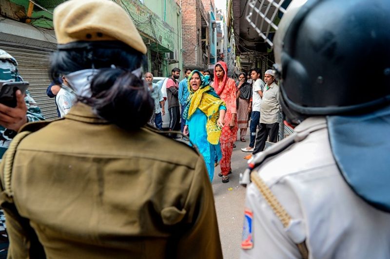 8500 बेड का इंतजाम, 45% भरे हुए
दिल्ली सरकार ने अब तक लगभग 8,500 बेड का इंतजाम किया है, जिनमें से करीब 45 प्रतिशत बेड अभी भरे हुए हैं।
