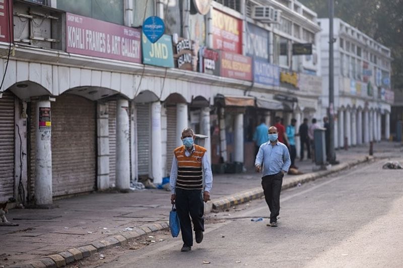 "एसिप्टोमैटिक मरीज को 24 घंटे में डिस्चार्ज करें"
केंद्रीय स्वास्थ्य मंत्रालय के दिशानिर्देशों के मुताबिक, एसिप्टोमैटिक और हल्के लक्षण वाले मामलों को अस्पताल में भर्ती होने की जरूरत नहीं है। अस्पताल को किसी भी हल्के या एसिप्टोमैटिक मरीज को अस्पताल में भर्ती करने के 24 घंटे के अंदर डिस्चार्ज करना होगा। 