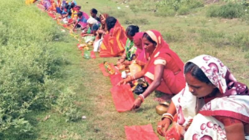 यह महिलाओं का कहना है कि कोरोना माई नाराज हैं, इसलिए ही महामारी का प्रकोप बढ़ता जा रहा है। उनको प्रसन्न करने के लिए पूजा की जा रही है। ताकि उनका गुस्सा कम हो जाए और वह अपने स्थान पर वापस चली जाएं।
