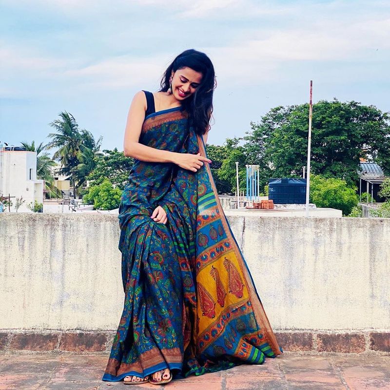 தற்போது ஊரடங்கு நேரத்தில் வீட்டில் இருந்து வரும் விஜே அஞ்சனா மொட்டை மாடியில் நின்ற படி விதவிதமான உடைகளில் கலக்கல் போட்டோ ஷூட்களை நடத்தி வருகிறார்.