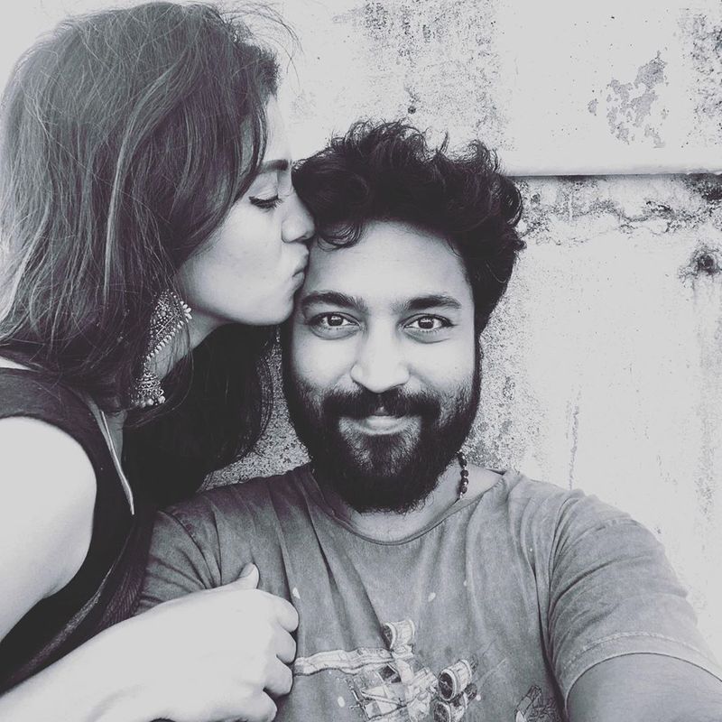 மொட்டை மாடியில் காதல் கணவருக்கு அஞ்சனா பொழிந்த முத்த மழையை பார்த்து நிச்சயம் முரட்டு சிங்கிள்ஸ் கடுப்பாகி இருப்பார்கள்