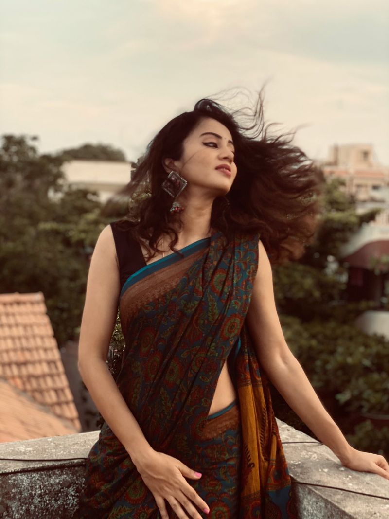 தொகுப்பாளினியாக மட்டுமல்லாது வெள்ளித்திரையிலும் கால் பதிக்க வேண்டும் ஆசை விஜே மணிமேலைக்கு உள்ளது போல் தெரிகிறது. அதனால் தான் விதவிதமான புகைப்படங்களை இன்ஸ்டாவில் பதிவேற்றி வருகிறார். 