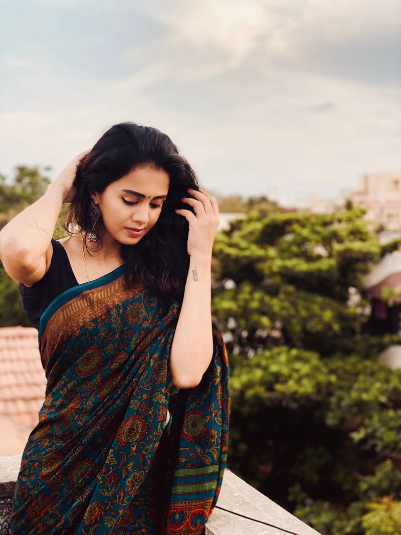 பிரபல தொலைக்காட்சியின் விருது விழாவில் பங்கேற்ற கயல் பட நடிகர் சந்திரன், அந்த நிகழ்ச்சியை தொகுத்து வழங்கிய அஞ்சனாவை கண்ட முதல் பார்வையிலேயே காதல் வசப்பட்டார். 